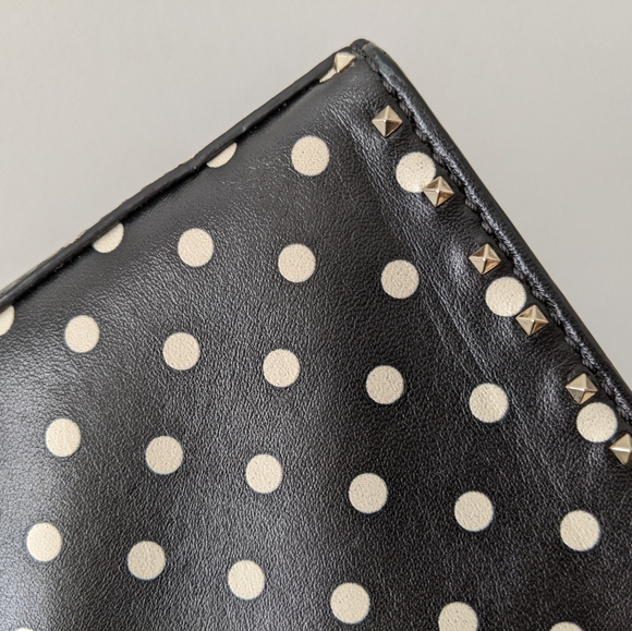 Valentino Garavani Very V Ruffle Rockstud Bag - Picture 13 of 16